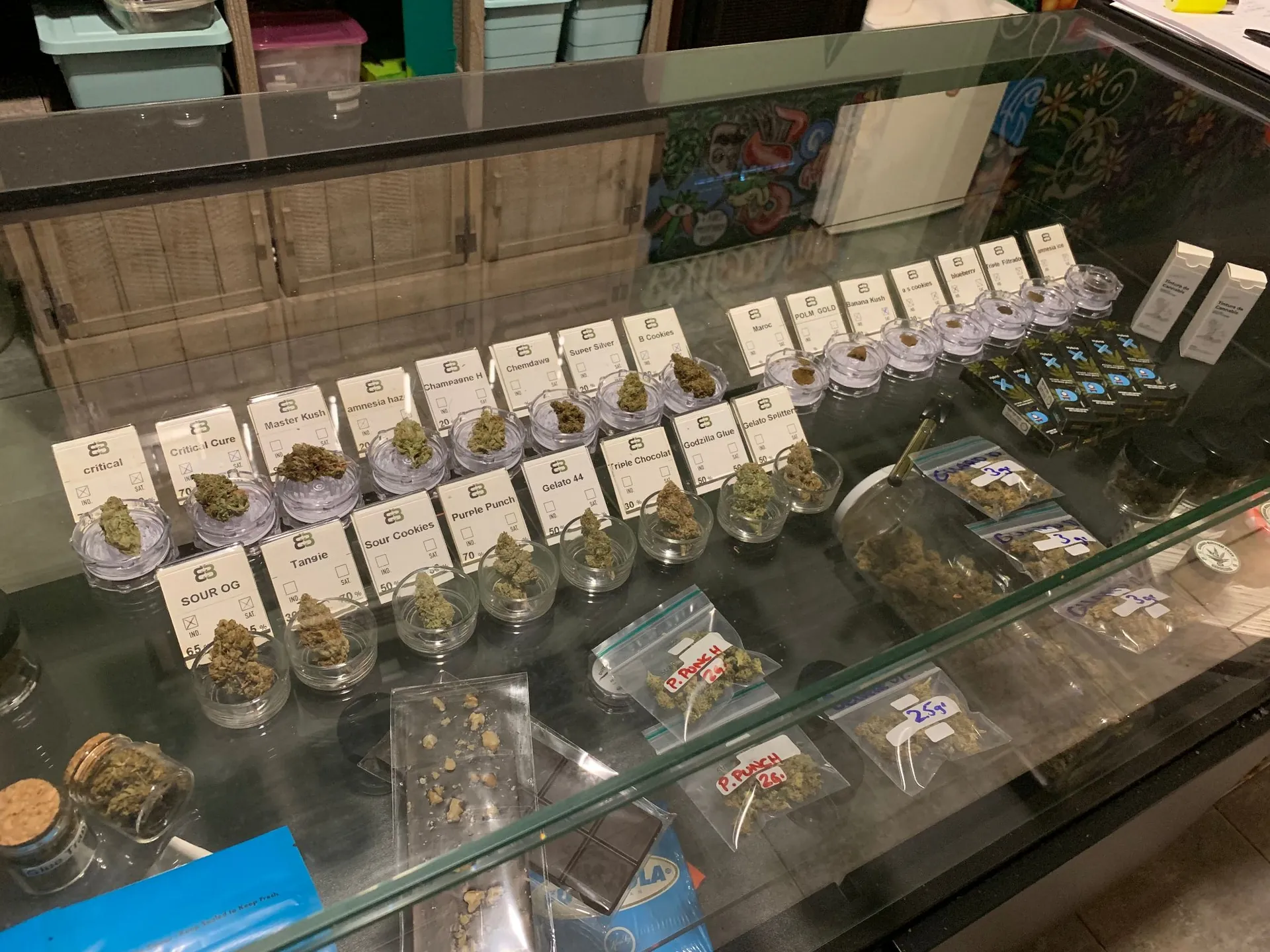  tarros con distintas variedades de cannabis en un dispensario tipo coffee shop 